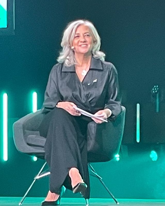 Maria Letizia Ferrigno seduta sul palco come relatrice durante un evento