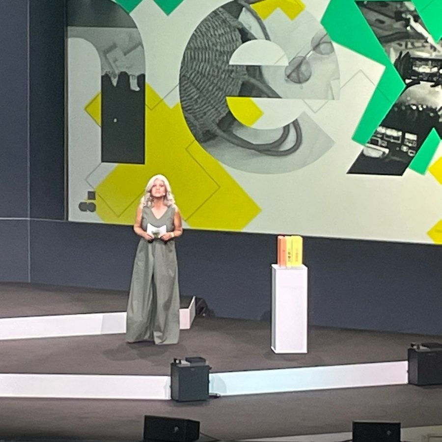 Maria Letizia Ferrigno sul palco durante un evento